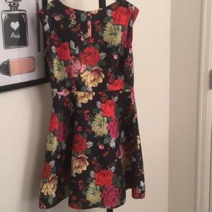 Darling floral party dress! Perfect condition